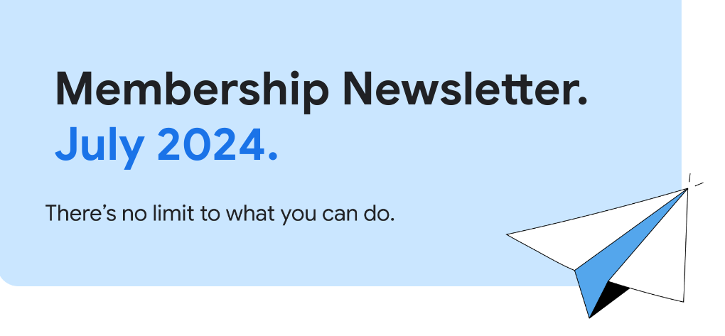Bannière bleu clair avec le texte &quot;Newsletter pour les membres&quot; avec une police bleu clair et, à droite, une illustration en avion en papier. La bannière comporte également le texte suivant : &quot;Ce que vous pouvez faire n&#39;est pas limité&quot;. et le mois de distribution.